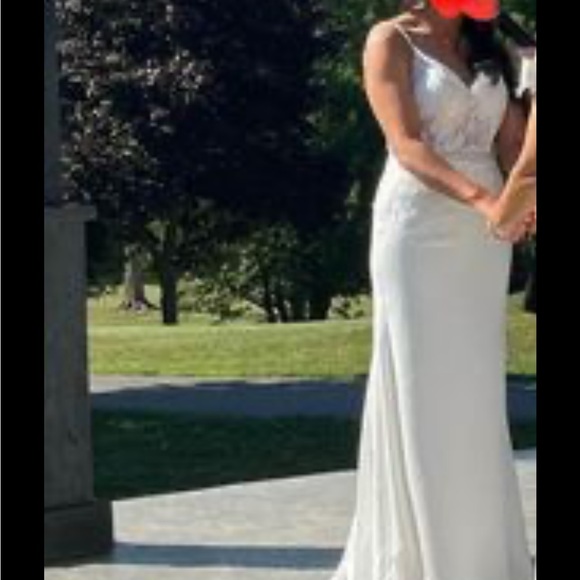 Beautiful size 10 wedding dress, worn in July, dry-cleaned - Picture 2 of 3